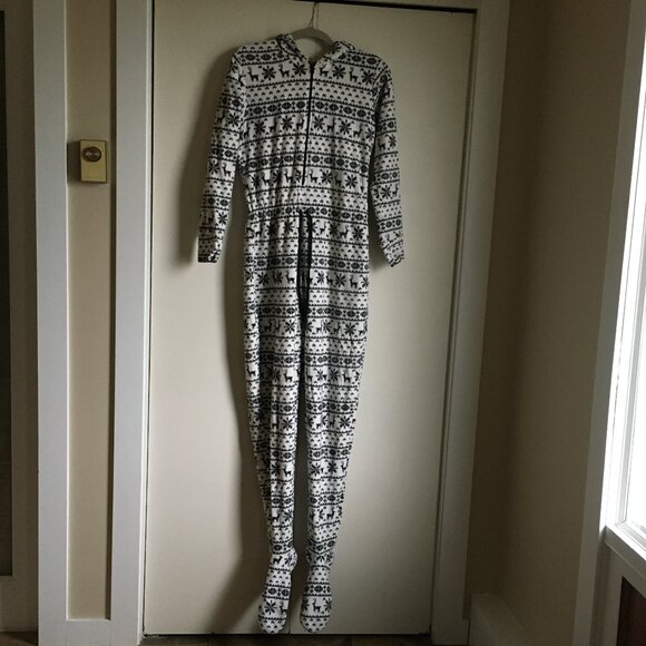 La Vie En Rose Soft Fleece Hooded Reindeer and Snowflake Onesie - Picture 2 of 16